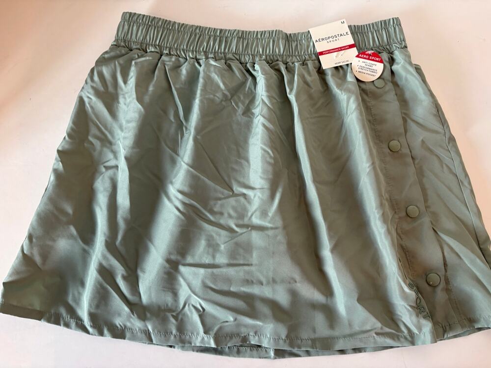 Aero Sport women's green snap front skort skirt Med. nwt